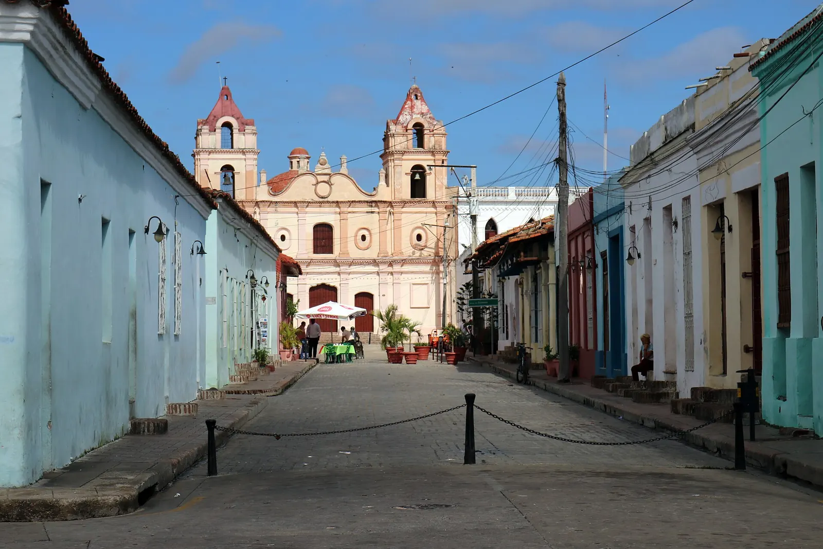 Plaza del Carmen con casas de colores y la iglesia, centro histórico de Camagüey, Cuba