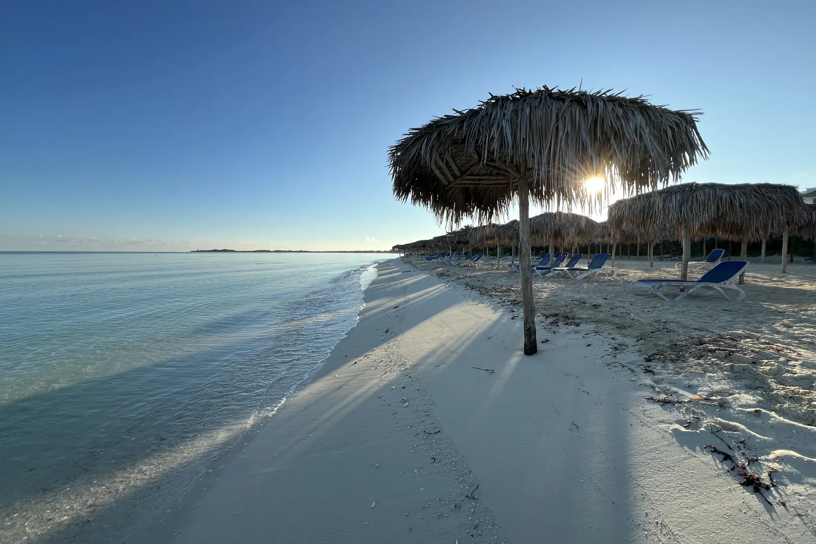 Playa de Cayo Coco con sombrilla de guano y mar cristalino, Jardines del Rey, Cuba