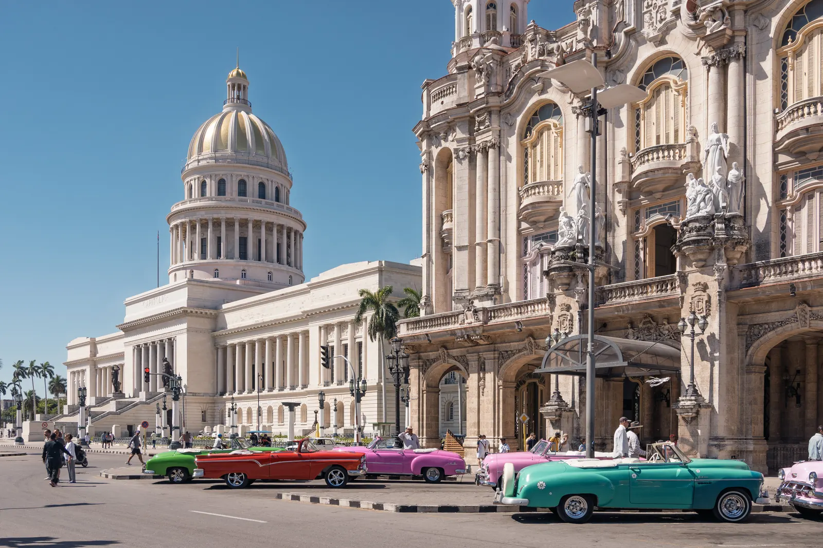 Capitolio de La Habana con autos clásicos de colores, Cuba