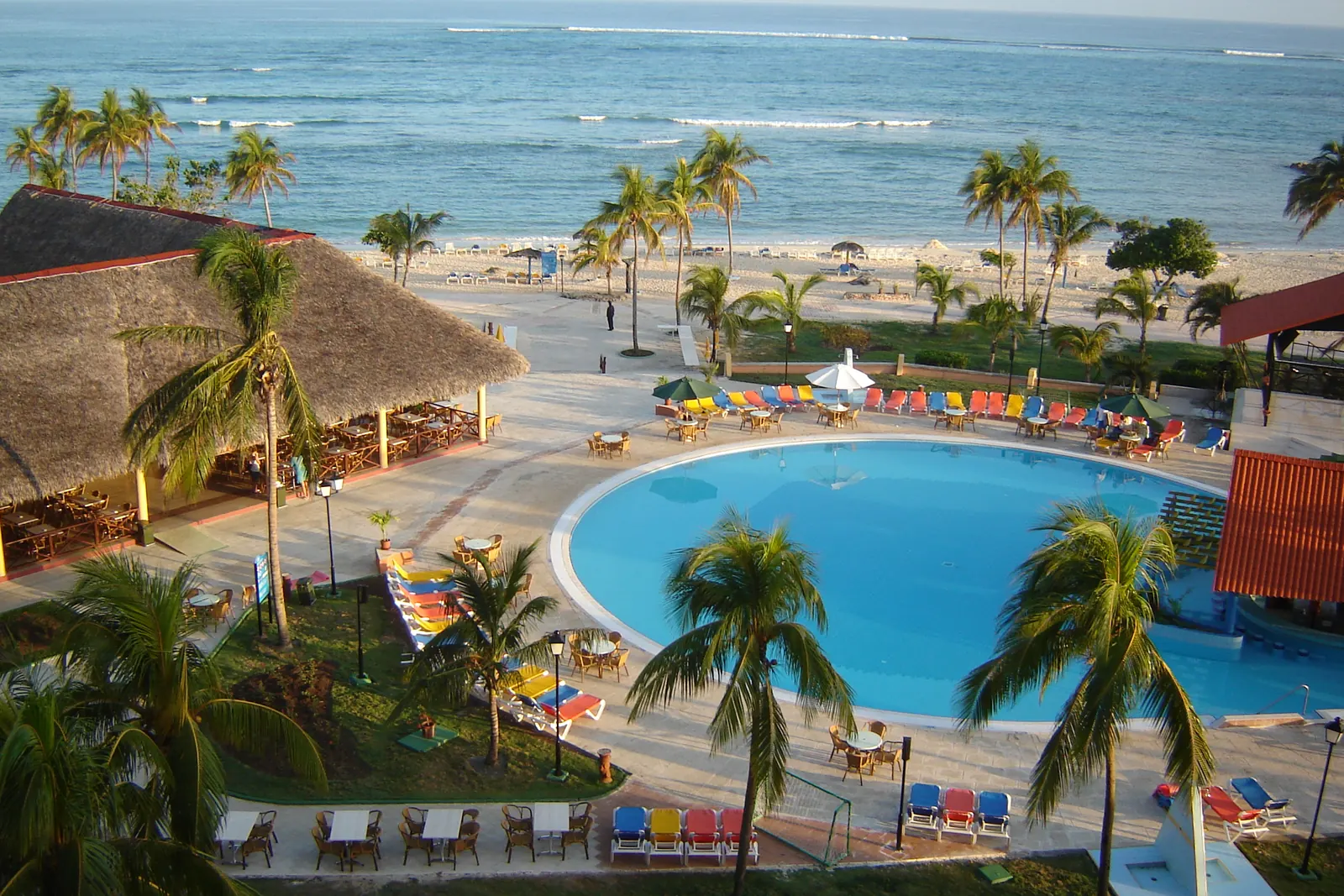 Playa de Guardalavaca con palmeras y piscina de resort, Holguín, Cuba