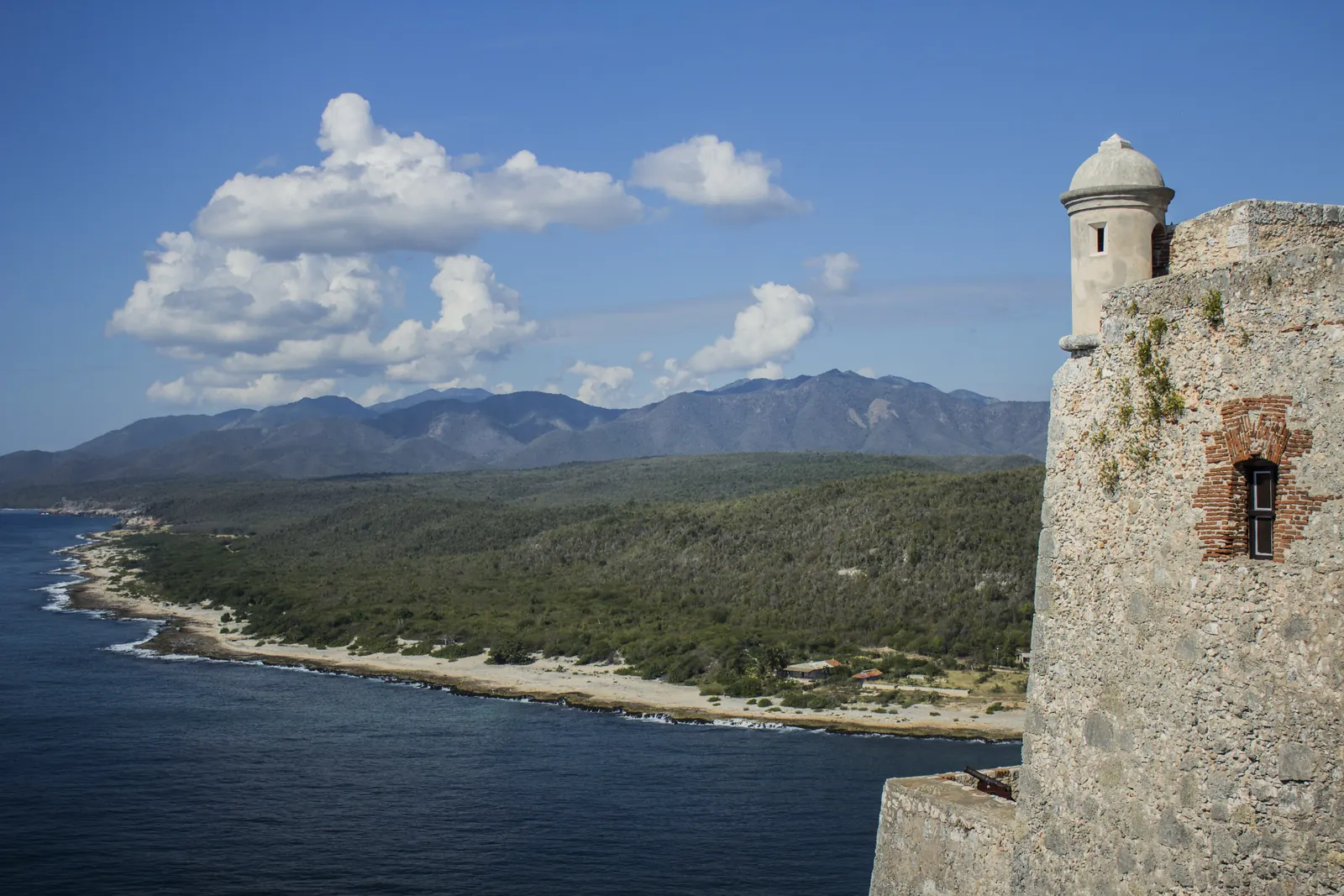 Castillo del Morro sobre la bahía de Santiago de Cuba con la Sierra Maestra al fondo