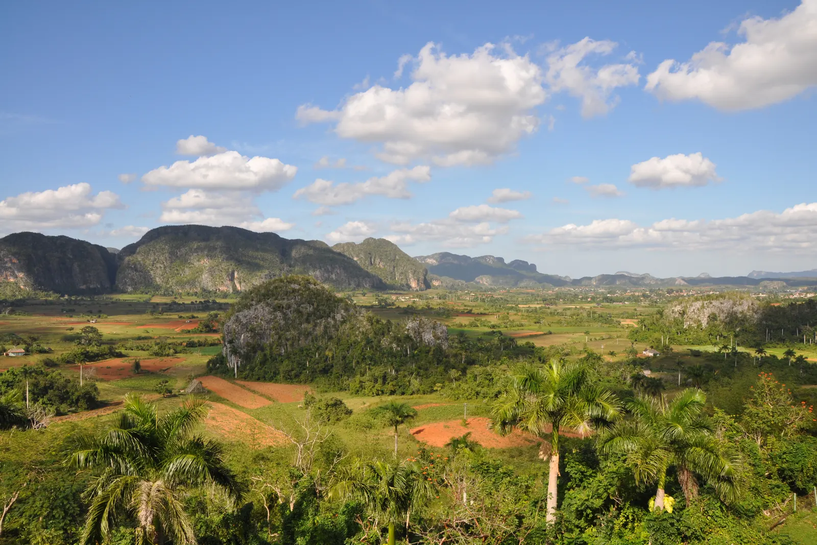 Valle de Viñales con mogotes y vegas de tabaco, Pinar del Río, Cuba